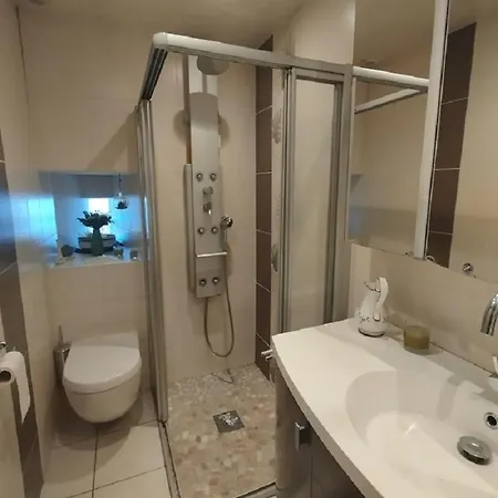 Maison Auvergnate Individuelle 度假居 *